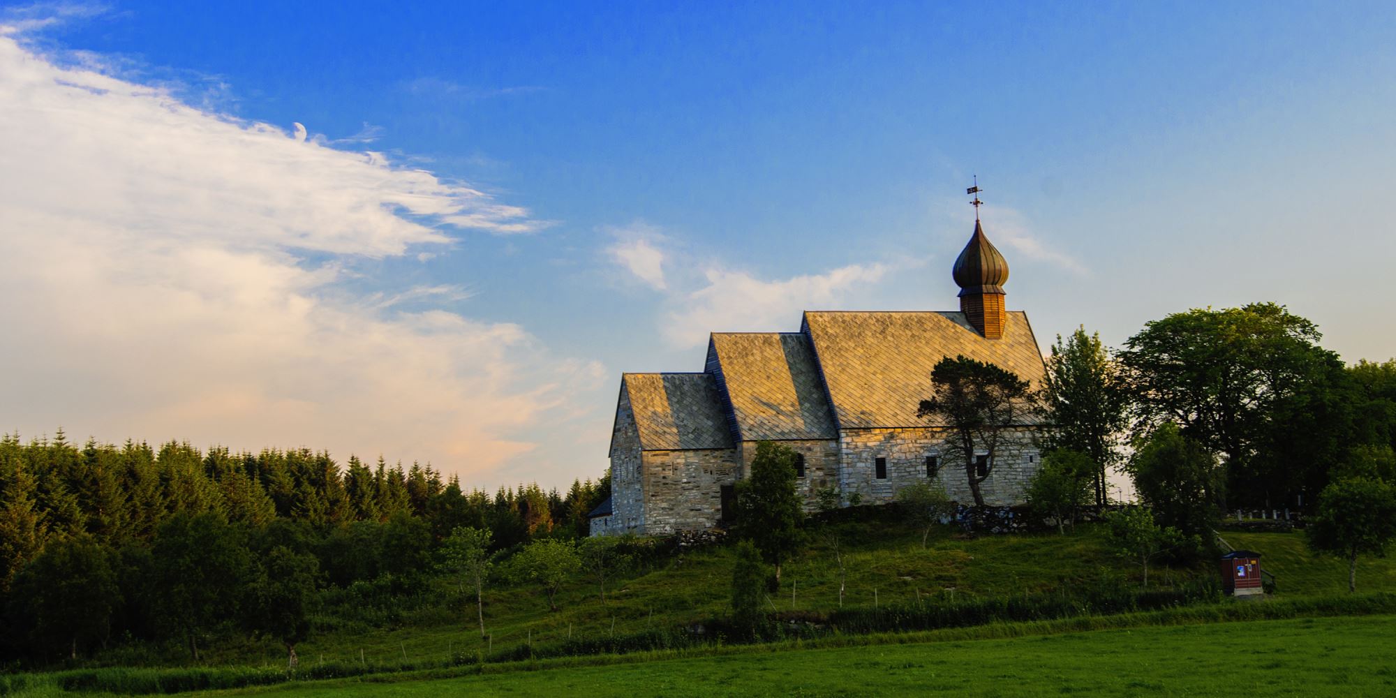 Dønnes kirke var i sin tid gårdens private kirke.